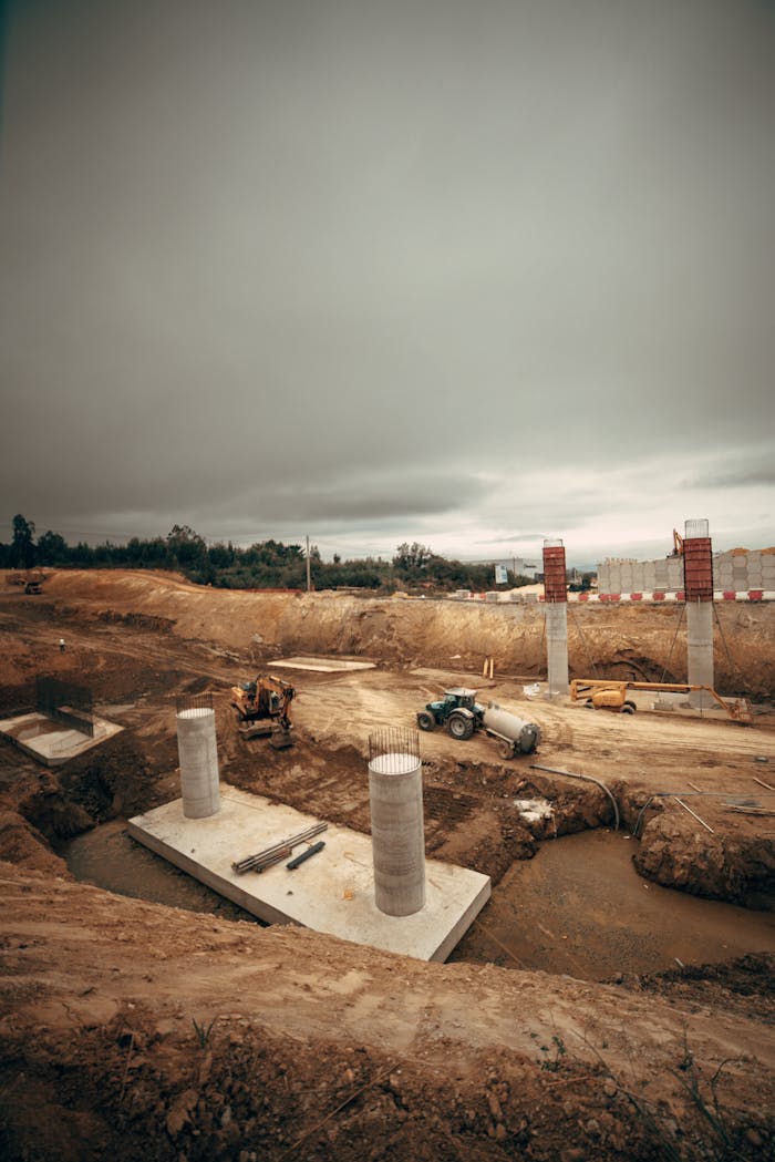 creative-approach-img View of a construction site in Espíritu Santo, GA, Spain under an overcast sky.